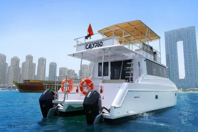 Dubai Marina: Boutique Italian Sunset Cruise with Food & Drinks