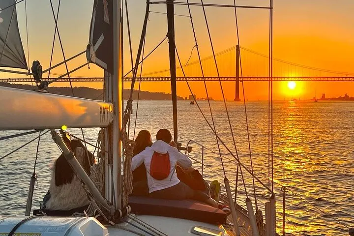 Lisbon: Private Relaxing Sunset Tour along the Tagus River