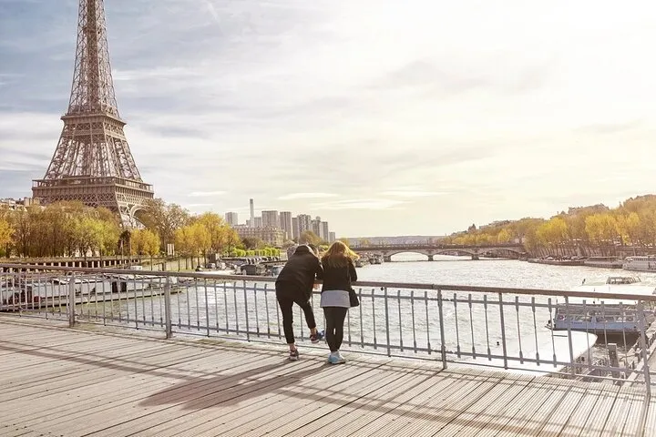 4 Hour Shared Walking Tour in Paris with Local Guide + Ebook