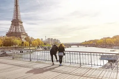4 Hour Shared Walking Tour in Paris with Local Guide + Ebook