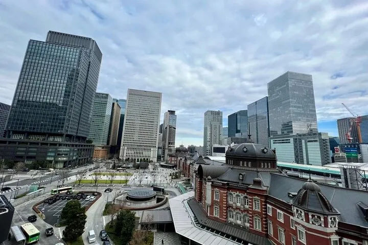 Tokyo walking tour around Imperial Palace and Tokyo Station