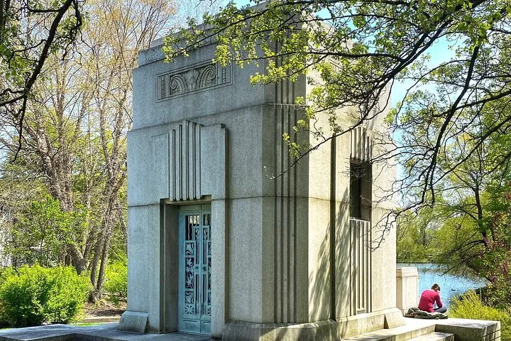 The Deep Pockets Of Graceland Cemetery Walking Tour