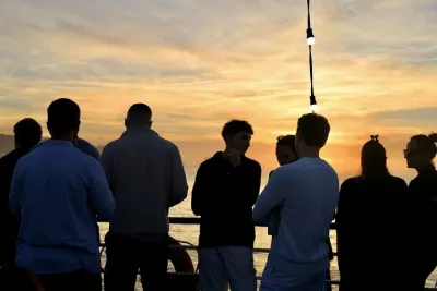Lisbon : Boat tour at sunset with music and welcome drink