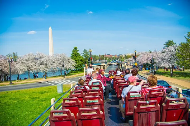 Hop-on Hop-off Bus Tour with 18 Stops plus Guided Sunset Tour