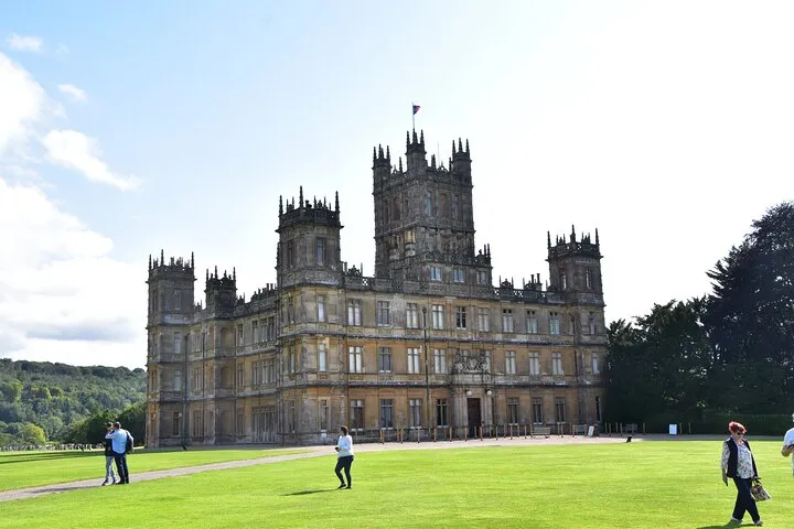 London: Private Downton Abbey Tour By Black Cab With Lunch Stop