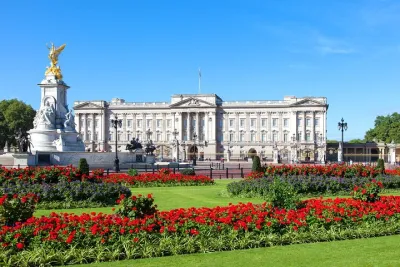 Exclusive Guided Royal Walking Tour w/ Buckingham Palace Tickets