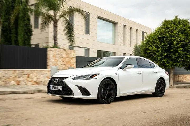 Full Day Vehicle with Chauffer in Dubai with Lexus Luxury Sedan