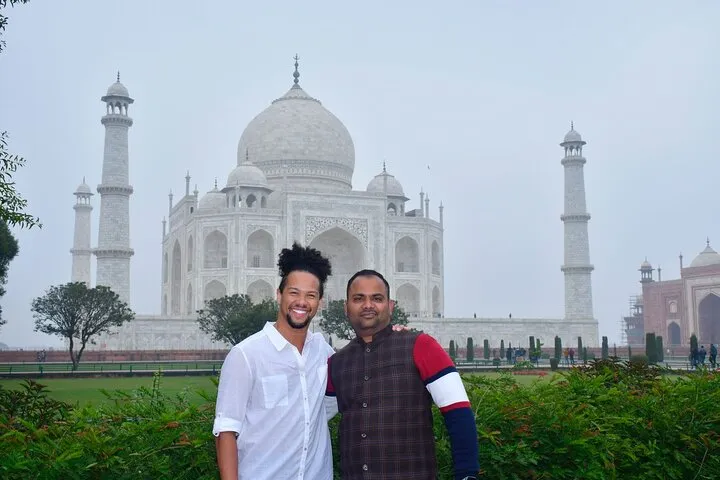 From Delhi : Taj Mahal in One Day