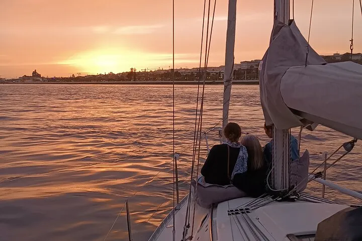 Lisbon : Sailboat Sunset Tour with Wine and Snacks