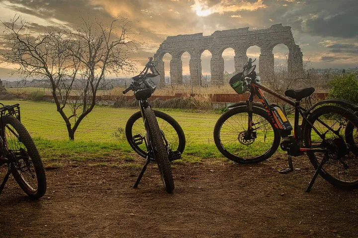Deluxe Appian Way Bike Tour with Catacombs and Traditional Lunch
