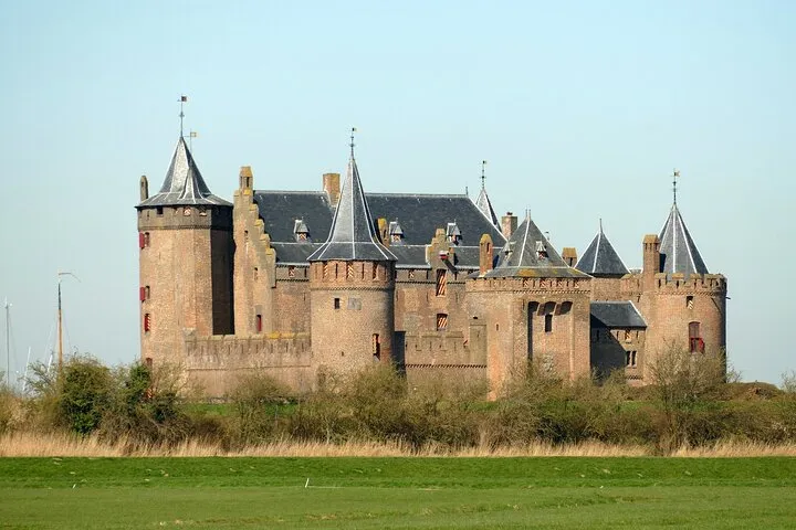 Historic Royal Tour exploring Palaces and Castles - Private tour