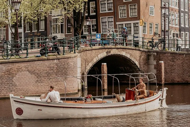 Amsterdam: Private Canal Cruise with Prosecco and Dutch Snacks