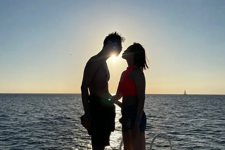 Waikiki Sunset & Wine Turtle Snorkeling Cruise