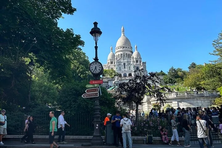 Private Walking Tour of Montmartre and Sacré-Cœur Visit