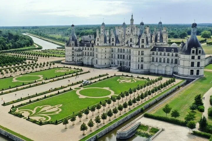 Loire Valley 3 Best Castles and Wine Tasting Private from Paris