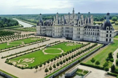Loire Valley 3 Best Castles and Wine Tasting Private from Paris