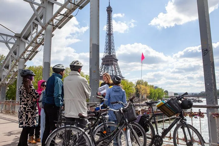 Paris Small Group Guided Bike Tour of Must-See Sights