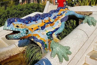 Barcelona Shared Guided Tour Including Park Güell Entry + Ebook