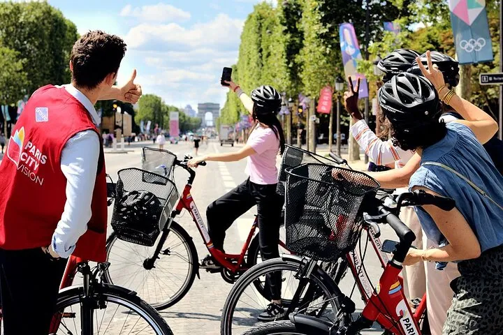 Paris City Highlights Private Guided Bike Tour with Photo Stops