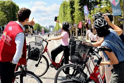Paris City Highlights Private Guided Bike Tour with Photo Stops