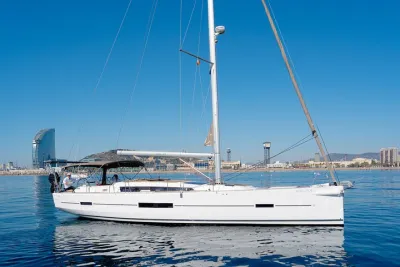 Small Group Luxury Sailing Barcelona (max 9 - 10 pax)