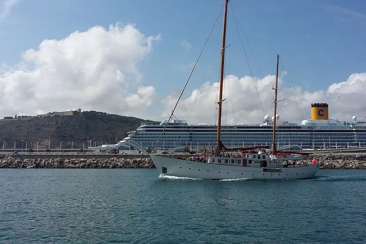 Barcelona: Skyline sailing tour with music and drink