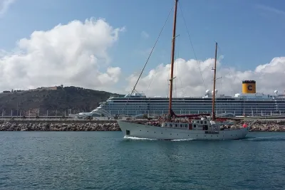 Barcelona: Skyline sailing tour with music and drink