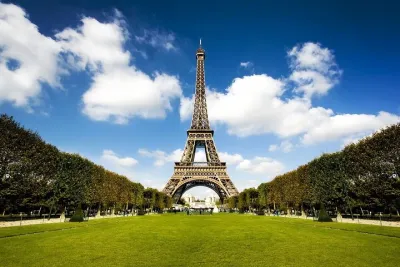 Guided Paris Day Trip from London by Train with Seine Cruise