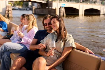 Highlights and Local Insights Canal Cruise Tour in Amsterdam