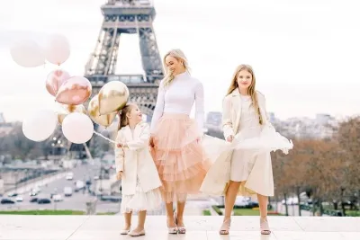1 Hour Private Photo Session experience with the Eiffel Tower