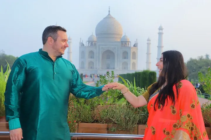 Private Day Trip to Taj Mahal by Car From Delhi