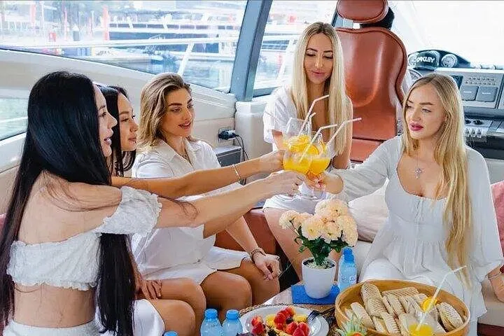 Dubai: The Luxury Yacht Tour with Live BBQ Option and Drinks