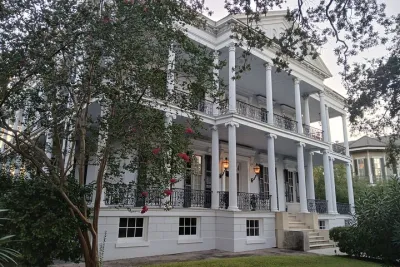 Adults-Only Garden District, Cemetery & Anne Rice True Crime Tour