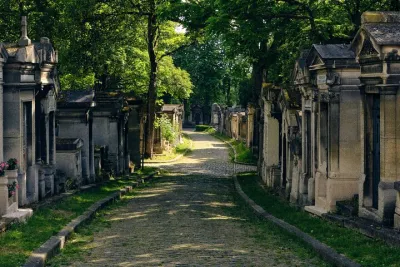 Père Lachaise Cemetery Tour, Tales from the Graves and Crepes
