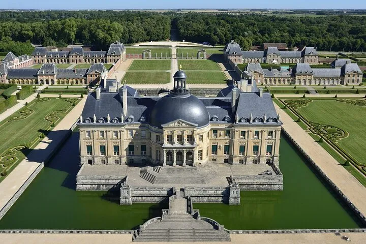Chateau of Fontainebleau and Vaux le Vicomte 9-Hour Private Tour