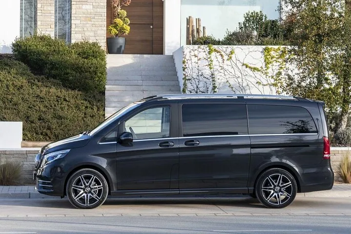 1 Way Private Transfer from Your Paris Hotel to Versailles Palace