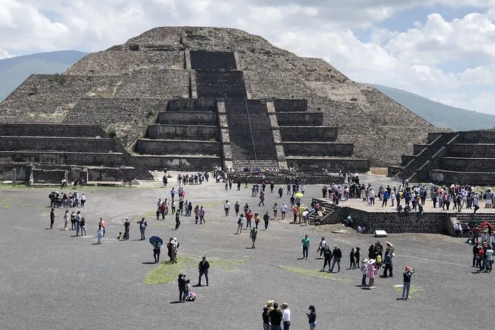 Small VIP Group: Teotihuacan Pyramids and Shrine of Guadalupe with lunch