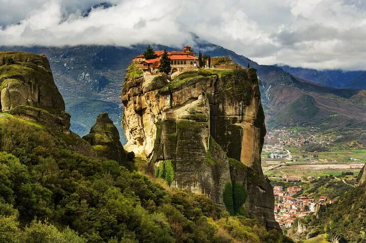 Private Luxury Tour: Meteora Monasteries & Thermopylae Battle