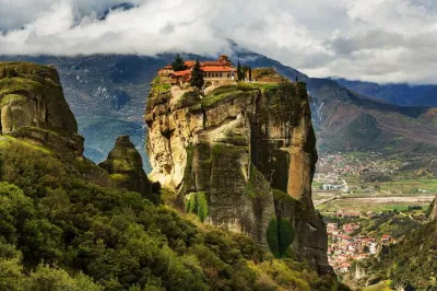 Private Luxury Tour: Meteora Monasteries & Thermopylae Battle