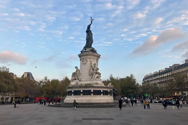 Paris Le Marais District Guided Walking Tour with small Tastings