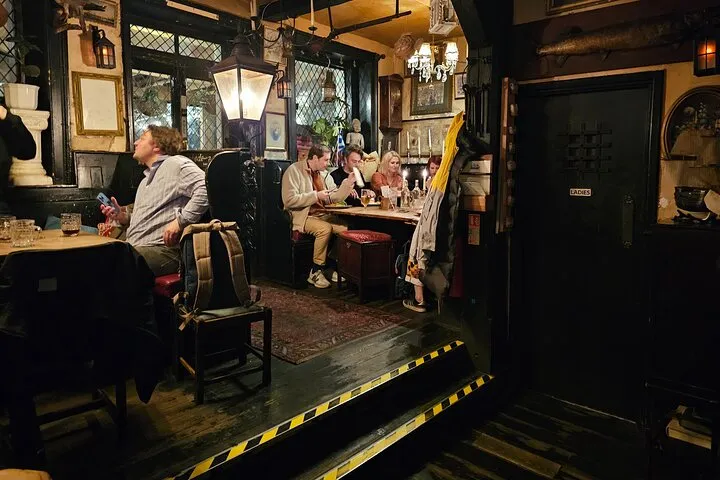 London Historical Pub Tour with Pilgrims and Pirates