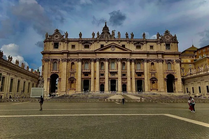 St. Peter's Basilica Tickets with Host
