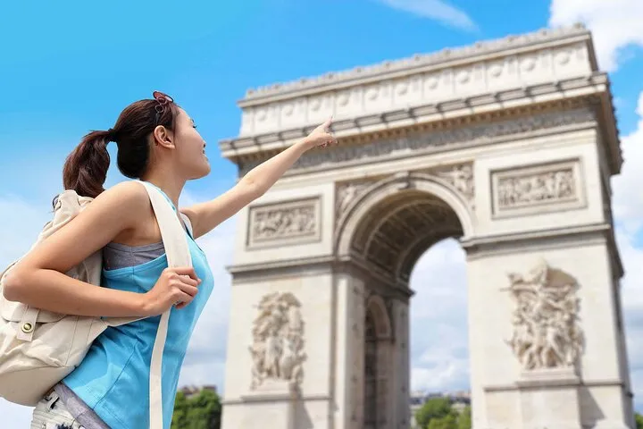 Arc de Triomphe in Paris Walking Tour with Audioguide (no ticket)