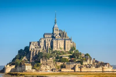 Giverny, Mont Saint-Michel & D-Day Sites-2-Day Tour from Paris