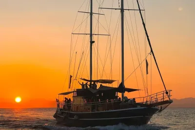 Athens Riviera Sunset Dinner Cruise to Ydrousa & Vouliagmeni