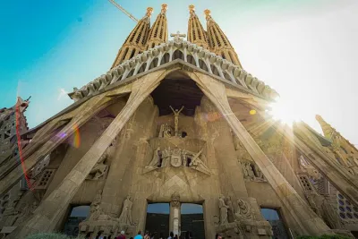 Barcelona La Sagrada Familia Guided Tour with Tickets
