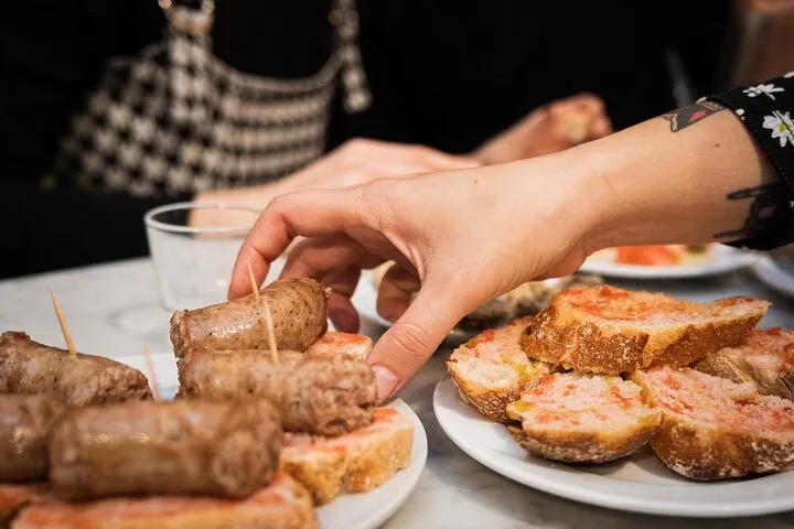 Barcelona Food Tour: Tapas, Drinks and Delights with a Local