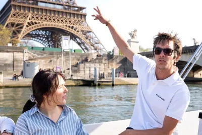 2-6 pax Private River Boat Tour in Paris with Rosé and Macarons
