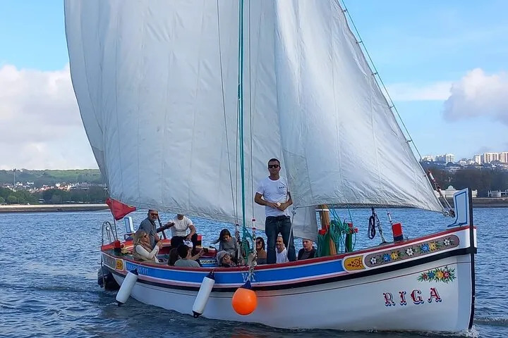 Private Cruise in Lisbon: Traditional 1895 Boat with Drinks