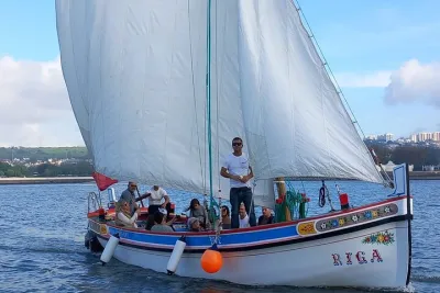 Private Cruise in Lisbon: Traditional 1895 Boat with Drinks